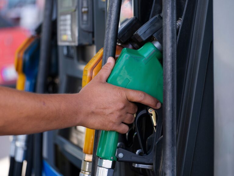 Indemnité carburant 2026 : jusqu’à 100 € pour les gros rouleurs, la demande ferme le 30 juillet